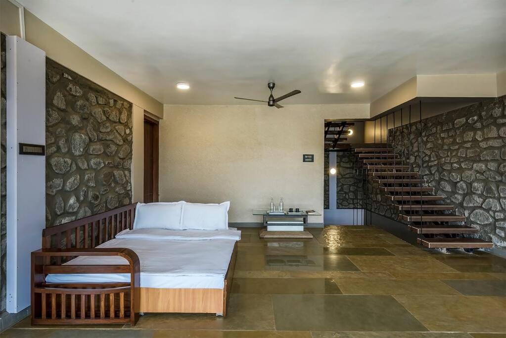 Stone Mansion By Phoenix Stays Igatpuri Luaran gambar